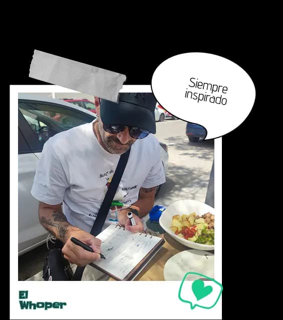 Félix inspirado, dibujando el boceto de una viñeta en un bar